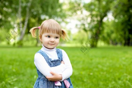 站在草地上的小女孩图片