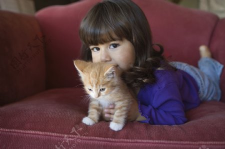 可爱小女孩与小猫图片