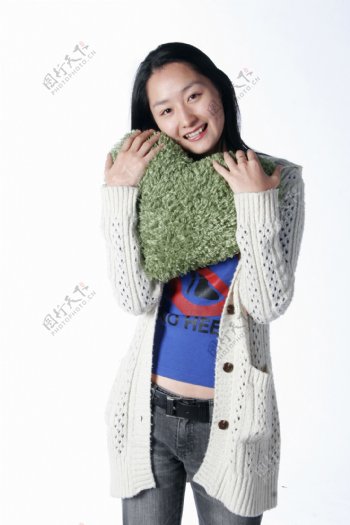 抱着爱心垫子的可爱韩国美女图片
