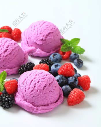 新鲜浆果冰淇淋图片
