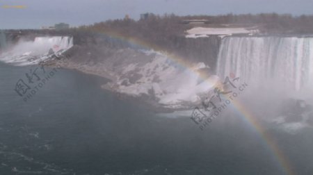 自然景观中在瀑布冲刷下形成美丽彩虹视频素材