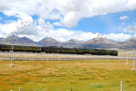 火车与田野风光背景素材图片