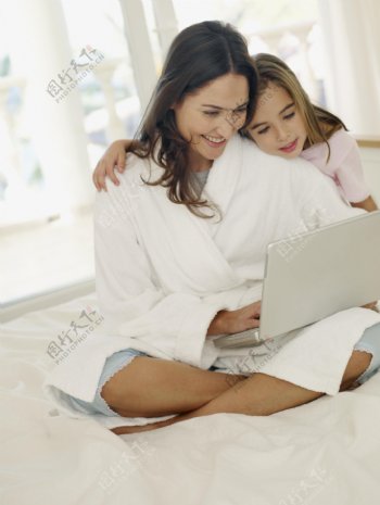 卧室看电脑上网的母女图片