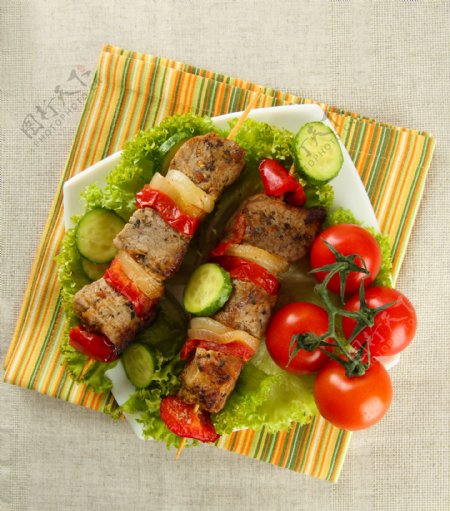 烤肉串与新鲜蔬菜图片