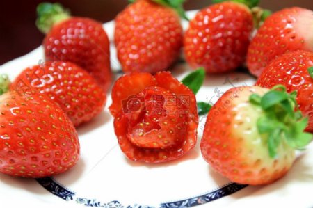 碟子里的草莓