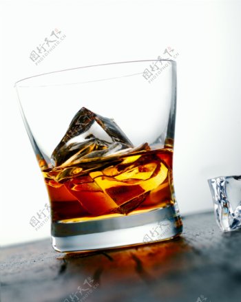 加冰块的高档威士忌图片