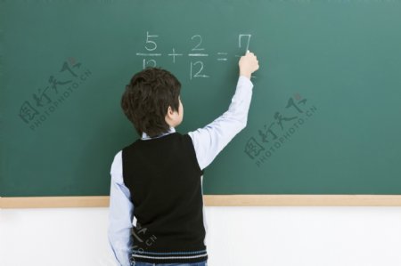 黑板上计算数学题的男生图片