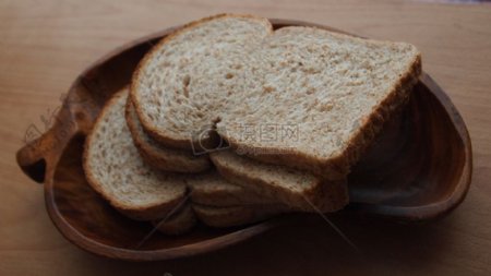 盘子上的面包切片
