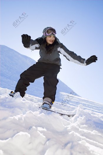 滑雪撬的美女图片