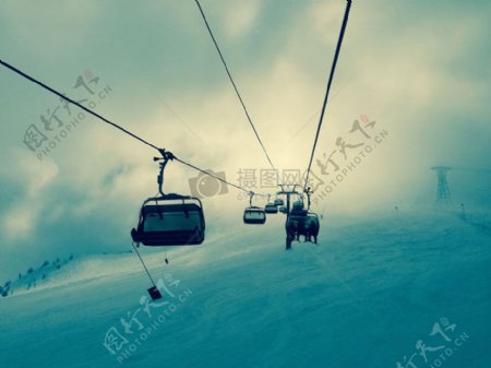 雪山冬季运动滑雪升降倾斜电缆铁路缆车滑雪电缆汽车