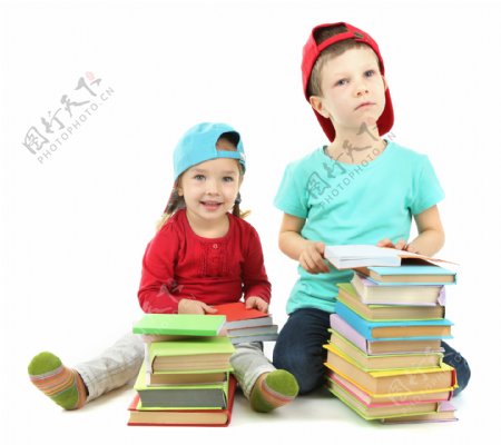 两个小孩和书本图片