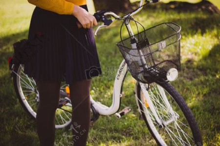 健康妇女自行车自行车骑自行车户外爱好女性褶裥裙