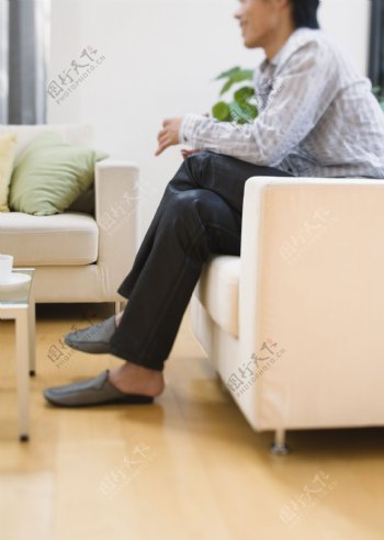 坐在沙发上的男人图片