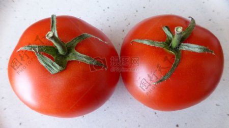 两个熟透的柿子