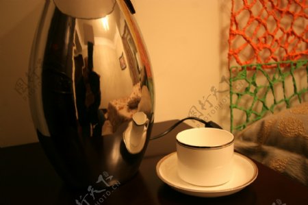 简洁热水壶与茶具图片