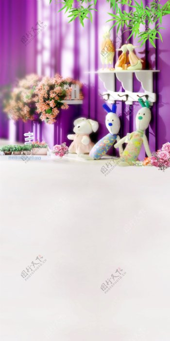 靠紫墙放着的玩偶影楼摄影背景图片