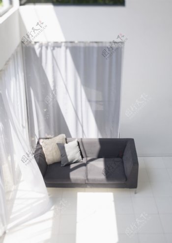 阳光窗帘沙发