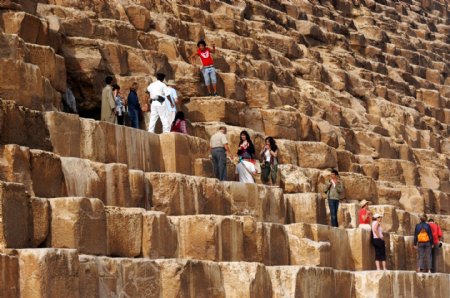 金字塔上的游客图片