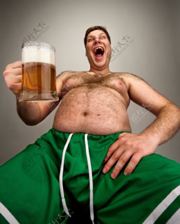 喝啤酒的肥胖男人图片