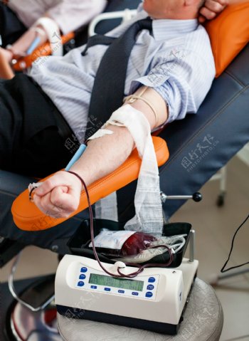 正在献血的男人图片