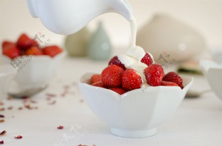 碗里的草莓加上牛奶图片