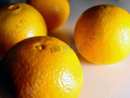 桌面上的橙子