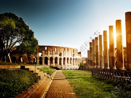 阳光下的罗马古城图片