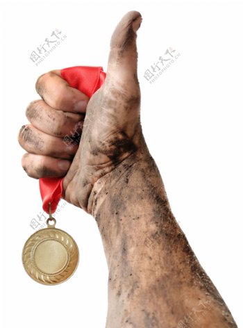泥泞的手拿着奖牌图片