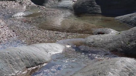 石头上的河水视频