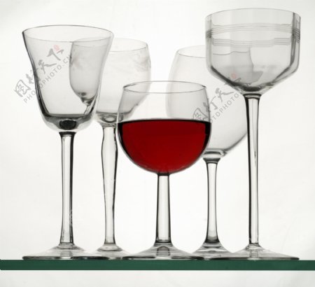 玻璃杯与葡萄红酒摄影图片