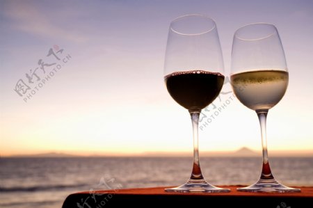 海边桌子上的葡萄酒特写图片图片