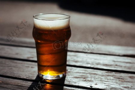 夏天阳光酒精饮料啤酒饮料啤酒花园真正的强麦酒精