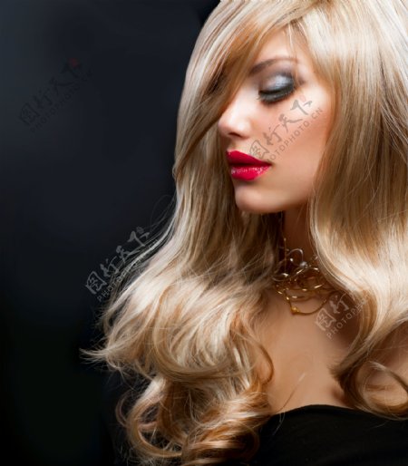 金发红唇美女模特图片