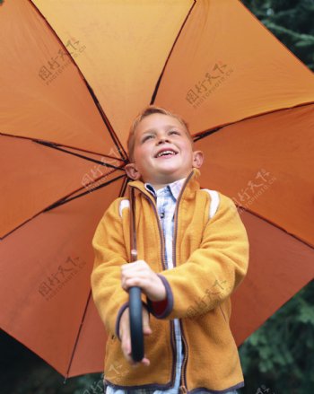 打雨伞的小男孩图片