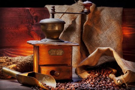 咖啡研磨机与咖啡豆图片