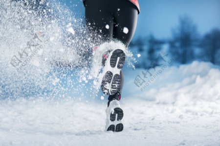 在雪地上跑步的人物图片