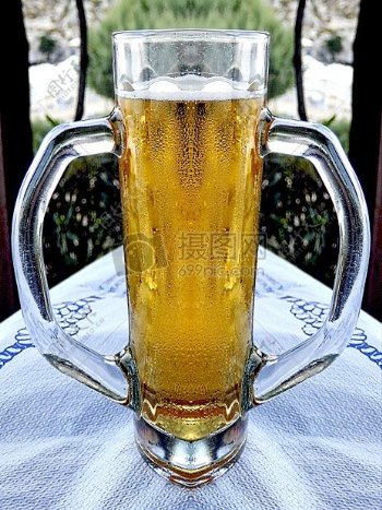 玻璃杯里的啤酒