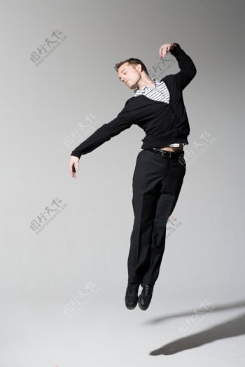 跳动的外国男人图片