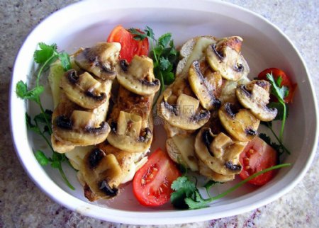 盘子里的烤蘑菇