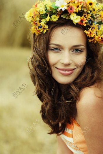戴头花卷发造型的微笑女人图片
