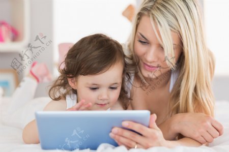 陪孩子玩电脑的美女妈妈图片