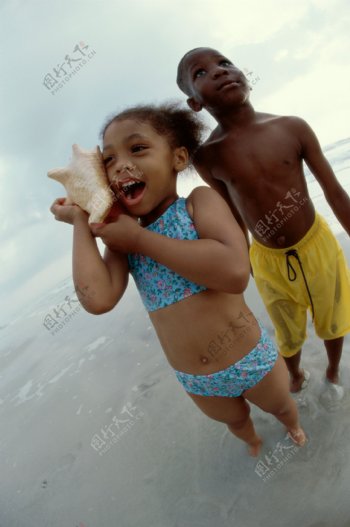海滩上的外国儿童图片