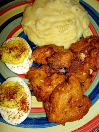 盘子里的鸡蛋和炸鸡块