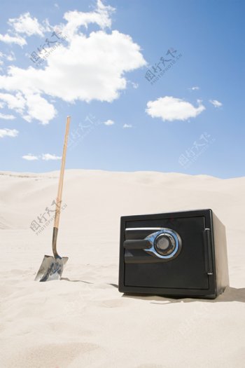 立在沙漠中铲子保险箱图片