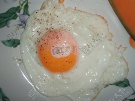 盘子里的煎鸡蛋
