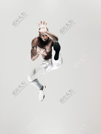 跳跃奔跑的外国男人图片