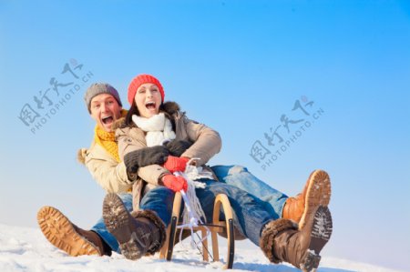 坐雪橇的情侣图片