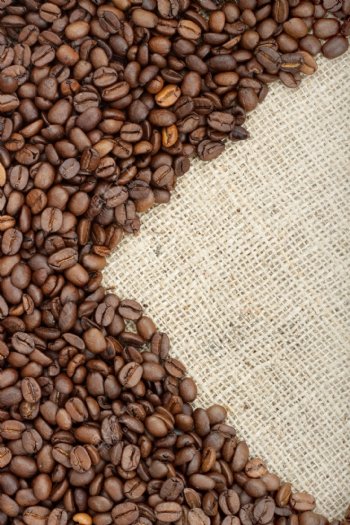 咖啡豆与麻布背景图片