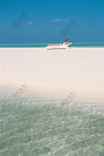 沙滩上享受日光浴的性感美女图片