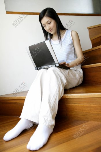 坐在台阶上的女人图片